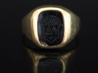 Vente aux enchères Bague de forme chevalière en or jaune 585 et onyx noir, à décor d'armo