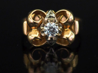Vente aux enchères Bague en or jaune 585, à décor ajouré d’enroulements et sertie en son 