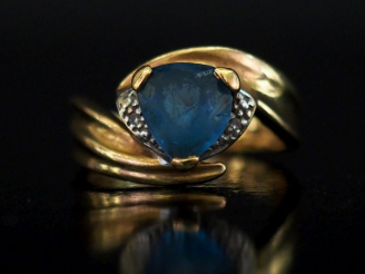 Vente aux enchères Bague de forme mouvementée en or jaune 375, sertie en son centre d'une