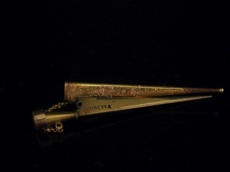 Vente aux enchères Broche en forme de poignard en or jaune 375.  Lame en métal.  Long. 7,