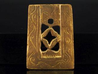 Vente aux enchères Line VAUTRIN Pendentif de forme trapézoïdale en bronze doré, à décor a