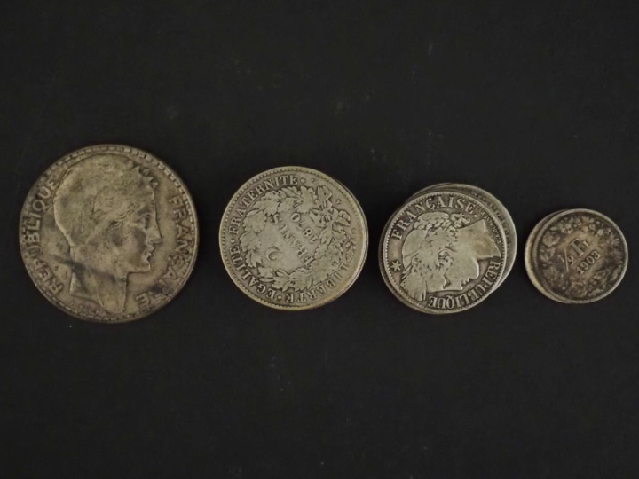 Ensemble comprenant :  - une pièce de 20 Francs en argent, 1933. - une