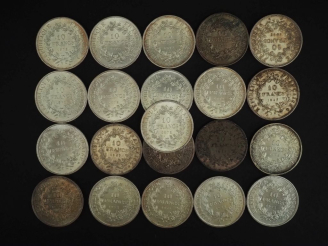 Vente aux enchères Ensemble de 21 pièces de 10 Francs en argent. Poids. 526 g   
