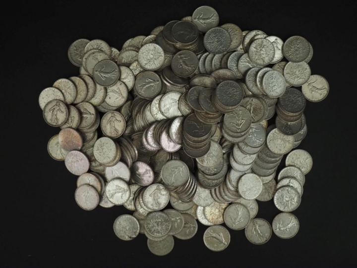 Ensemble de 327 pièces de 5 Francs en argent.  Poids. 3920 g   