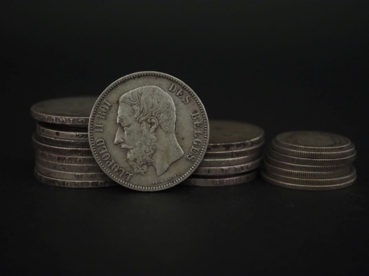 Ensemble comprenant :  - neuf pièces de 5 Francs belges en argent, 184