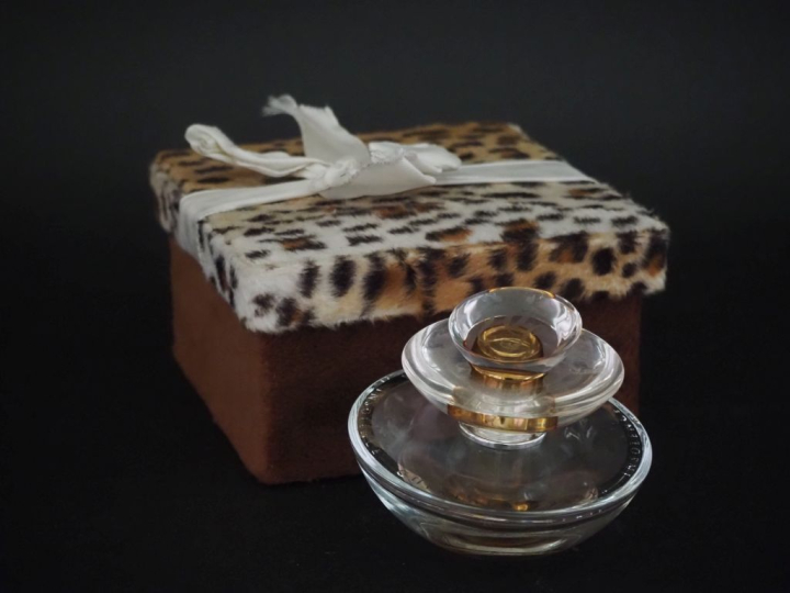 GUERLAIN Insolence. Vide.  Dans son coffret de présentation léopard.