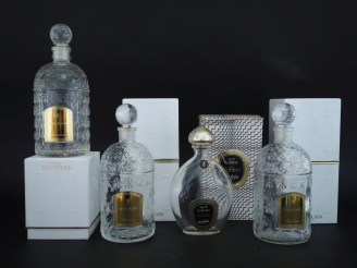 Vente aux enchères GUERLAIN Shalimar. Lot de 3 flacons aux abeilles vide avec étiquettes.