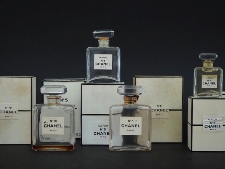 CHANEL CHANEL N°19. Fond de parfum Hauteur : 7.5 cm Dans sa boite.  CH