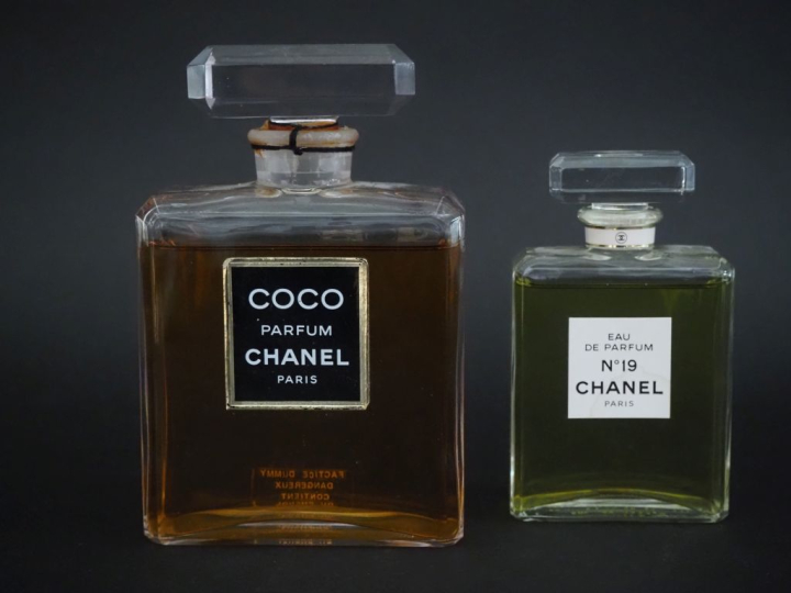 CHANEL Coco. Parfum Factice Hauteur : 15 cm. N°19 edp Chanel.  Hauteur