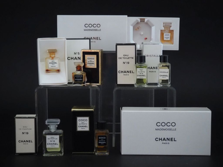 CHANEL. Lots de petits ensembles de miniature dans leur coffret: 6 lot