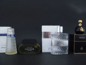 Vente aux enchères LANVIN Arpege. Dans son coffret Vide. JEAN PATOU Boite et flacon vide.