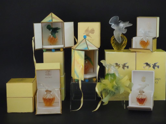 Vente aux enchères NINA RICCI Ensemble de douze parfums "L'air du temps" dans des flacons