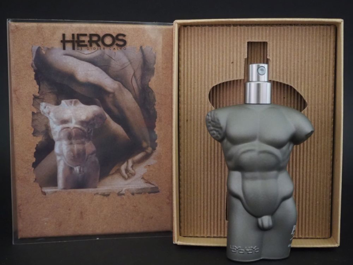 UOMO eau de toilette. Édition limitée 600 exemplaires. Hauteur : 12 cm
