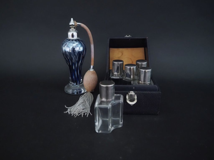 Vaporisateur à poire.  Overlay.  Coffret ancien contenant 5 flacons en