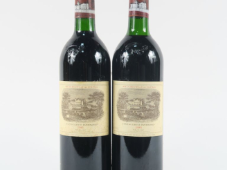 Vente aux enchères 2 BOUTEILLES CHÂTEAU LAFITE ROTHSCHILD 1er GCC PAUILLAC - 1985 - 1 BG/