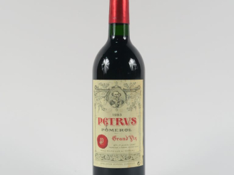 Vente aux enchères 1 BOUTEILLE PETRUS POMEROL - 1993 - BG/ELT/CAPSULE TRÈS LÉGÈREMENT ABI