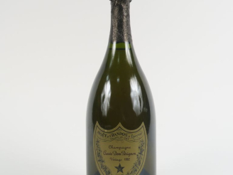 Vente aux enchères 1 BOUTEILLE CHAMPAGNE DOM PÉRIGNON - 1982 - COFFRET ABIMÉ
