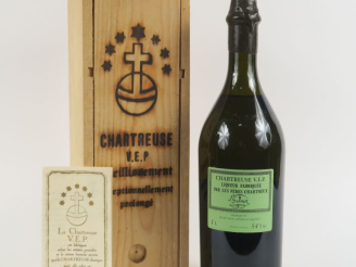 Vente aux enchères 1 BOUTEILLE (1 L) CHARTREUSE V.E.P. 54° - COFFRET - MISE : 1996/N°1381