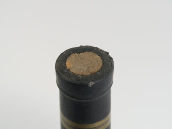 1 VIEUX FLACON (1,4 L) COGNAC COURVOISIER V.S.O.P. - CAPS DÉCOUPÉE