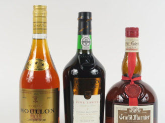 Vente aux enchères 3 BOUTEILLES : 1 COGNAC MOULLON 'CASQUE D'OR' *** - 1 GRAND MARNIER 'C