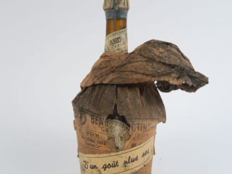 Vente aux enchères 1 VIEILLE BOUTEILLE BÉNÉDICTINE DOM 'B AND B' CACHET OR - PAPIER DE SO