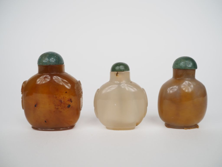 Chine Xxe siècle,  Trois flacons tabatières de forme gourde, en agate 