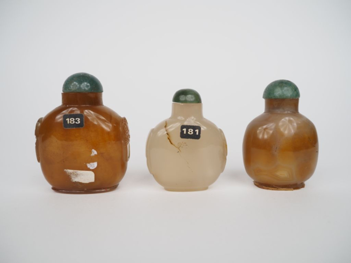 Chine Xxe siècle,  Trois flacons tabatières de forme gourde, en agate 