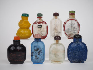 Vente aux enchères Chine XXe siècle,  Huit flacons tabatières en verre, dont cinq à décor