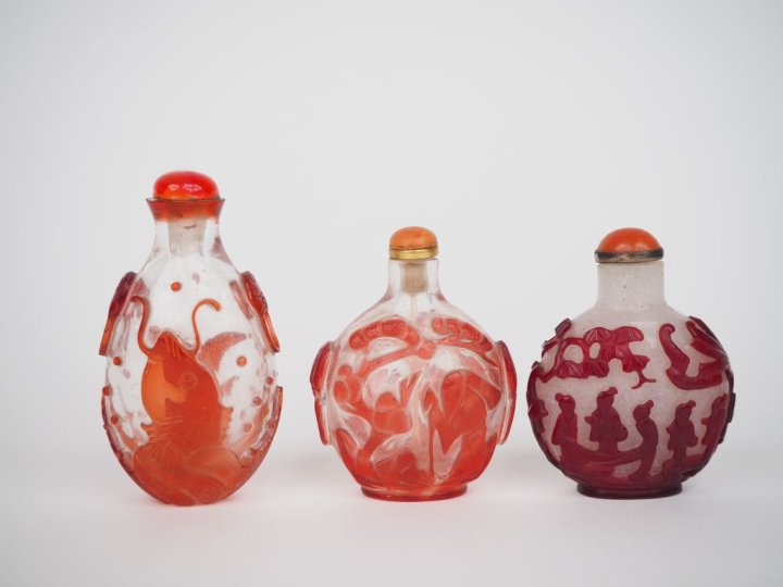 Chine Xxe siècle,  Trois flacons tabatières en verre overlay rouge, su