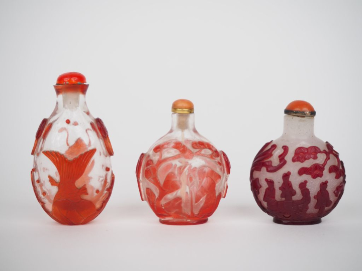 Chine Xxe siècle,  Trois flacons tabatières en verre overlay rouge, su
