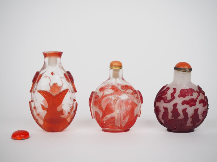 Chine Xxe siècle,  Trois flacons tabatières en verre overlay rouge, su