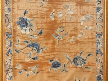 Bel ensemble de 5 panneaux en soie et lin brodé richement décoré dans 
