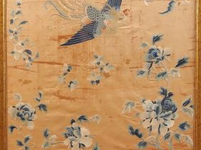 Bel ensemble de 5 panneaux en soie et lin brodé richement décoré dans 