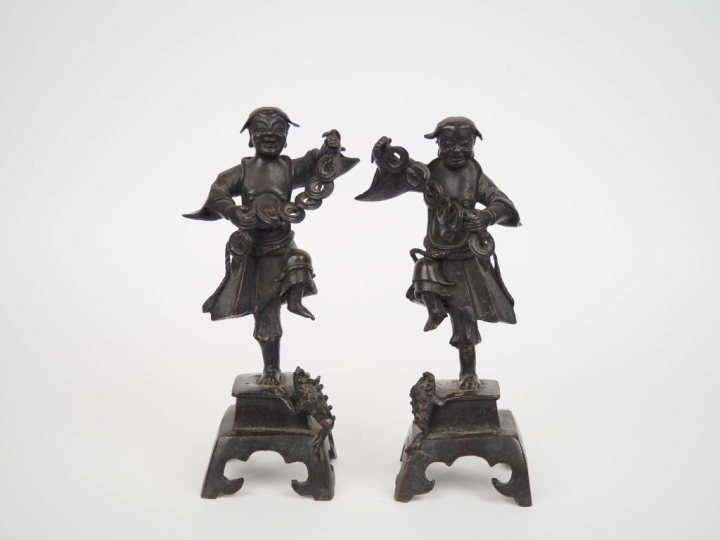 Chine, fin de l’époque Ming, XVIIe siècle, Paire de statuettes en bron