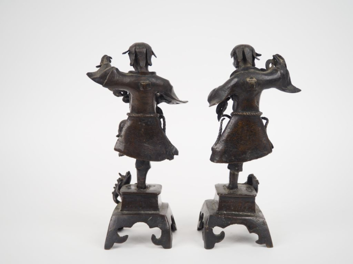 Chine, fin de l’époque Ming, XVIIe siècle, Paire de statuettes en bron
