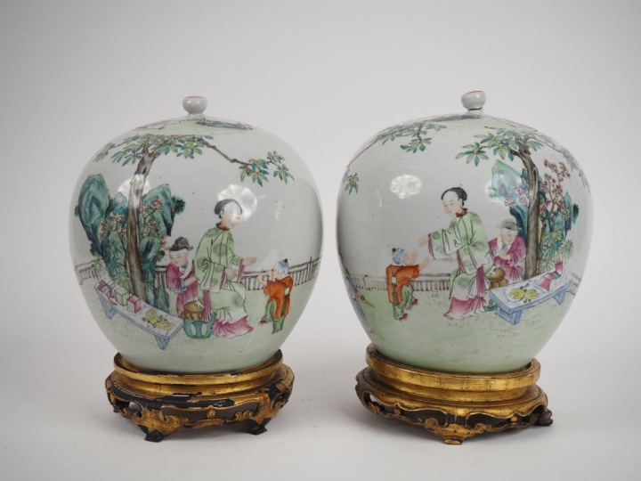 Chine, vers 1900 Paire de pots à gingembre en porcelaine et émaux de s