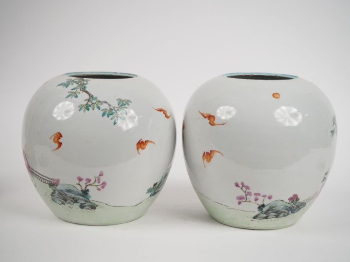 Chine, vers 1900 Paire de pots à gingembre en porcelaine et émaux de s