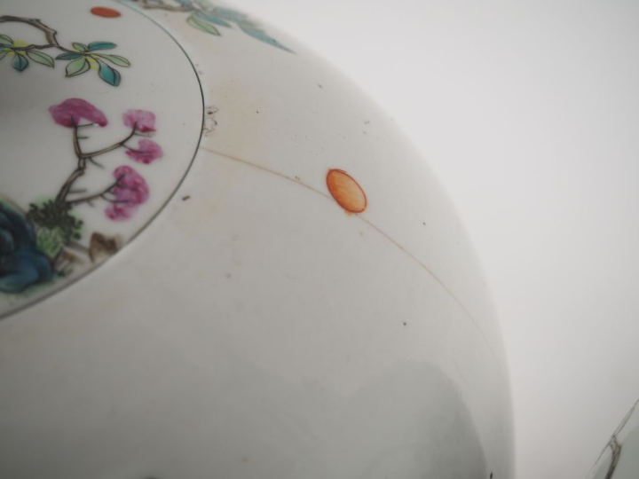 Chine, vers 1900 Paire de pots à gingembre en porcelaine et émaux de s