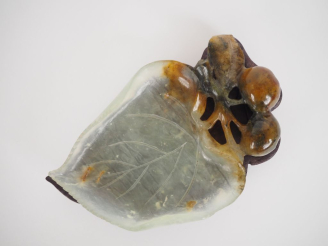 Vente aux enchères Chine, XIXe siècle,  Rince pinceaux en agate veiné de rouille et de ve