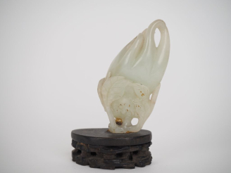 Vente aux enchères Chine, XIXe siècle, Sujet en jade blanc céladoné reprenant la forme d’