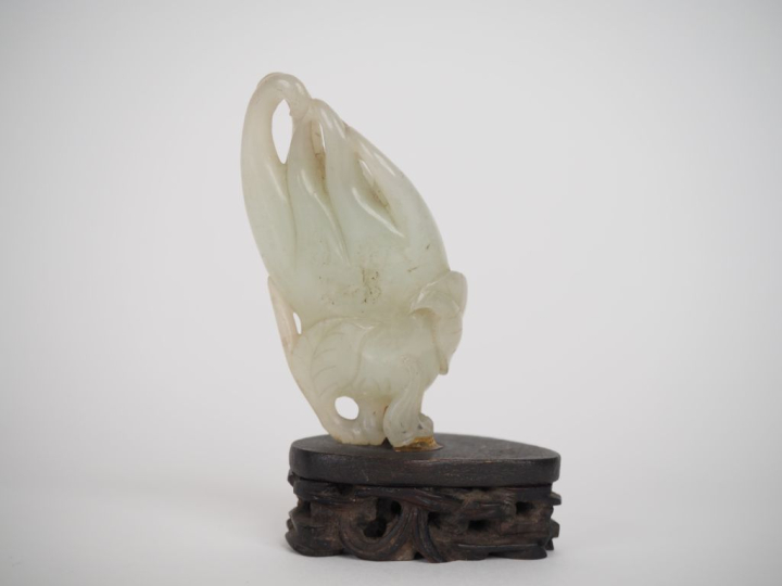 Chine, XIXe siècle, Sujet en jade blanc céladoné reprenant la forme d’
