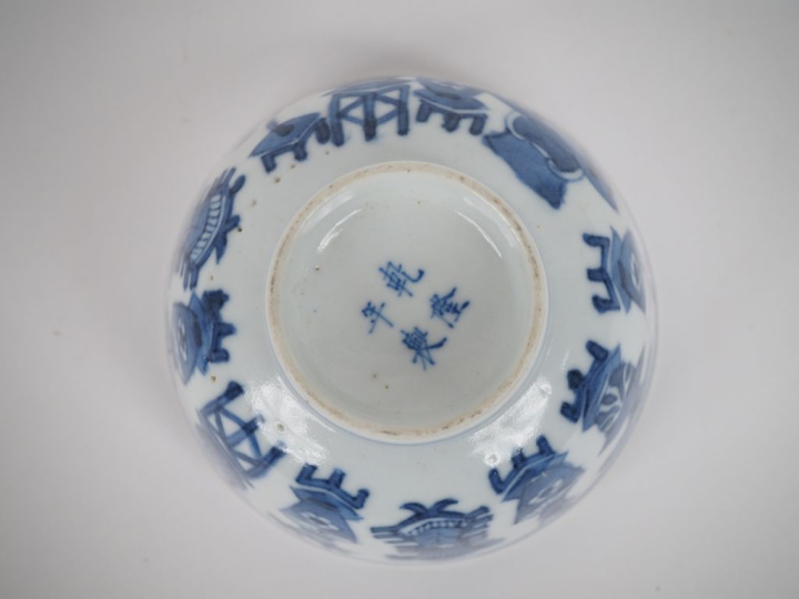 	Chine, époque Qing, XIXe siècle,  Sorbet sur petit talon en porcelain