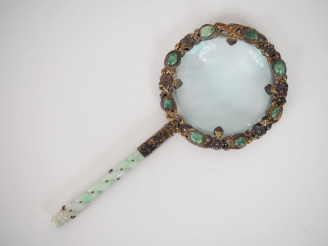 Vente aux enchères Chine, XXe siècle,  Loupe montée sur argent, le manche tressé en jadéi
