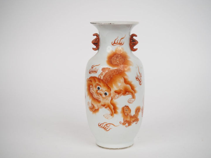 	Chine, fin XIXe siècle  Vase balustre en porcelaine blanche à décor é