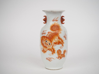 Vente aux enchères 	Chine, fin XIXe siècle  Vase balustre en porcelaine blanche à décor é