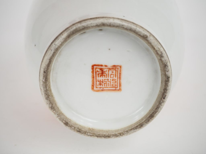 	Chine, fin XIXe siècle  Vase balustre en porcelaine blanche à décor é