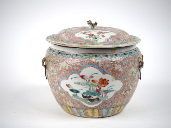 Chine, fin XIXe siècle,  bouillon couvert, en porcelaine et émaux de s