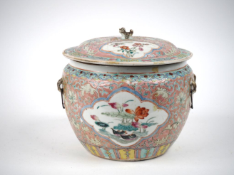 Vente aux enchères Chine, fin XIXe siècle,  bouillon couvert, en porcelaine et émaux de s