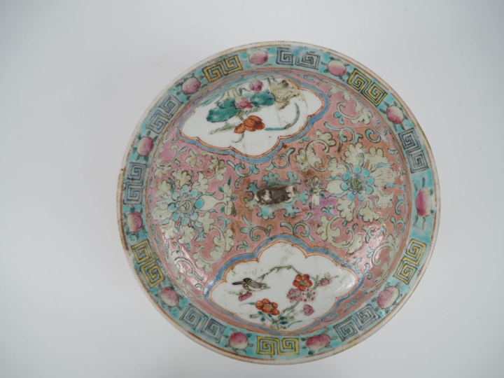 Chine, fin XIXe siècle,  bouillon couvert, en porcelaine et émaux de s
