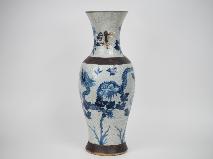 Grand vase balustre en porcelaine à décor en bleu de dragons reposant 
